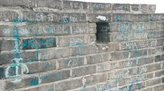 长城屡遭游客涂鸦 半面墙几乎都有英文留言--中