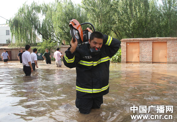 甘肃金昌突下暴雨 市区积水严重 车辆行人被困