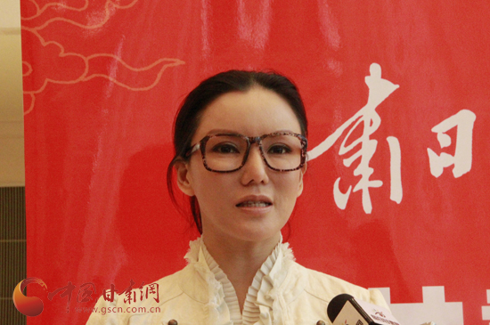 香港女星彭丹参加政协开幕 希望来甘做影视投