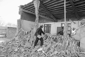 记者直击临洮地震现场:村民徒手刨出遇难老人