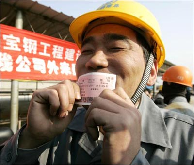 上海6000张回乡火车票送到工人手中--中国广播