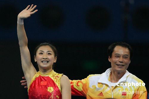 中国选手何雯娜勇夺奥运会女子蹦床冠军--中国