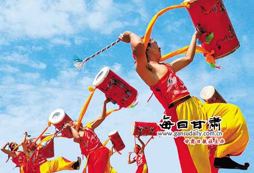 皋兰县永宏太平鼓队在表演太平鼓舞--中国广播