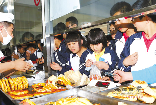 华亭一中学校食堂早餐受学生欢迎