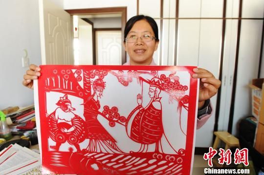 甘肃女教师历时十年剪纸画200幅贯穿《西游记