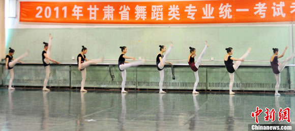 甘肃艺考舞蹈类在西北民大开考--中国广播网 中