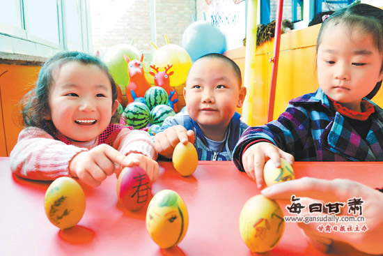 兰州市一家幼儿园内孩子们玩立蛋游戏--中国广