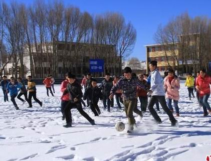 甘肃山丹马场中学生雪中踢足球