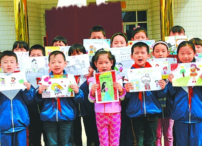 庆城小朋友展示亲手绘成的漂亮妈妈画像--中国