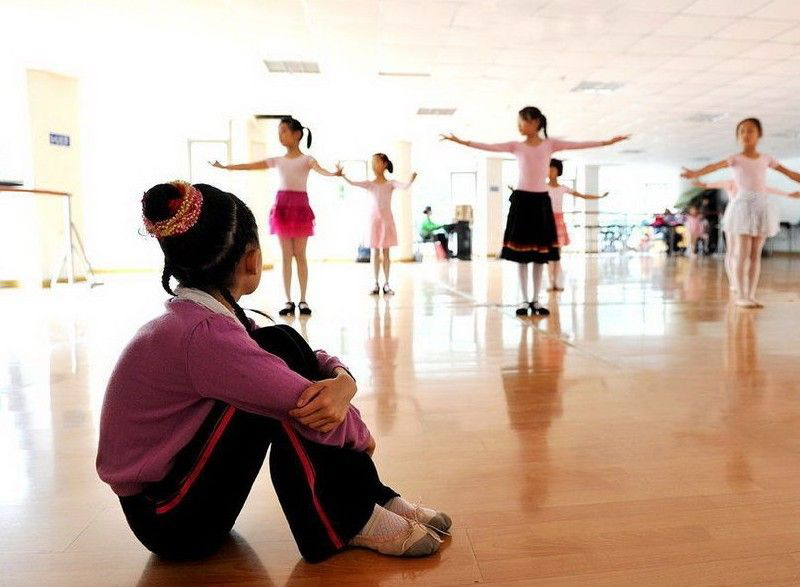 10岁女孩 马路灯下练芭蕾--中国广播网 中央人