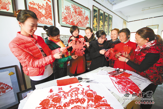 甘肃山丹群众制作喜迎十八大剪纸作品--中国