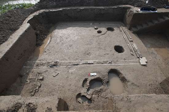 青龙镇遗址发掘现场发现的唐代房屋基址，可见墙、柱洞和火塘。