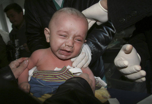 一名正在啼哭的巴勒斯坦婴儿。